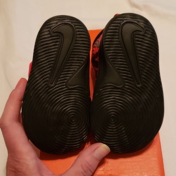 Toddler's Nike Sneakers - Picture 3 of 11